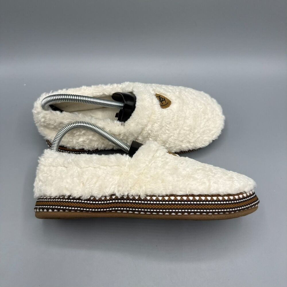 Ariat Women’s Snuggle Slipper In White Fleece (Size M(7.5-8)